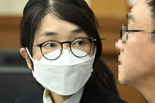 김건희 여사 일가가 운영하는 남양주의 한 요양원이 영업정지 처분을 받았다. 사진은 김건희 여사가 지난 24일 서울 서초동 서울중앙지법에서 열린 김 여사의 특정범죄가중처벌법상 알선수재 및 자본시장법·정치자금법 위반 등 사건 첫 재판에 출석해 변호사와 대화하고 있는 모습. /사진=뉴스1(공동취재단)