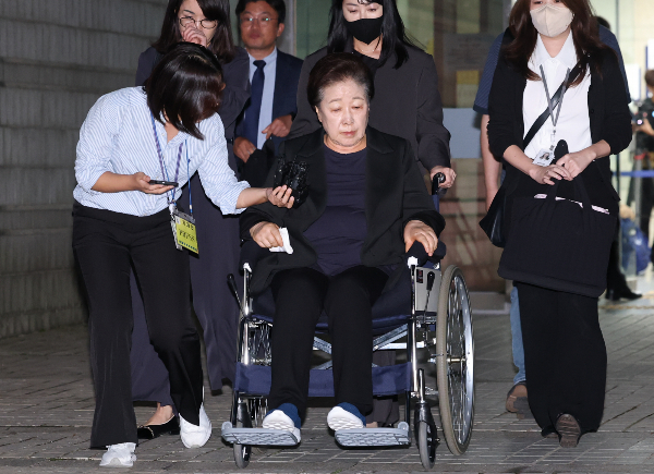 한학자 통일교 총재가 지난 23일 구속 후 두 번째 특검팀 소환 조사를 마쳤다. 사진은 청탁금지법과 정치자금법 위반 등 혐의를 받는 한학자 통일교 총재가 지난 22일 오후 서울 서초구 서울중앙지방법원에서 열린 영장실질심사(구속 전 피의자 심문)을 마친 뒤 법정을 나서는 모습. /사진=뉴시스