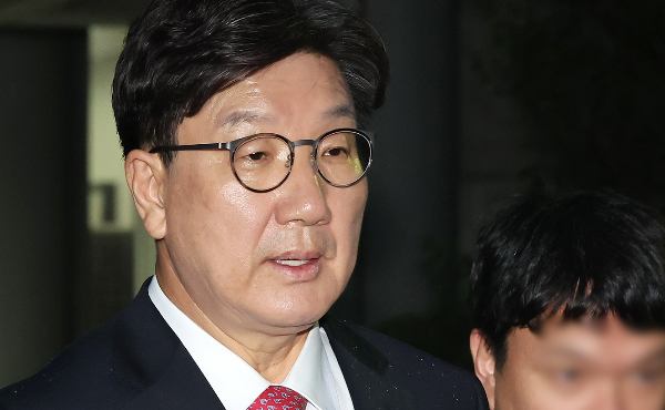 통일교 측으로부터 불법 정치자금을 수수한 혐의로 구속된 권성동 국민의힘 의원이 옥중 서한을 보내왔다. 사진은 권성동 국민의힘 의원이 지 16일 오후 서울 서초구 중앙지방법원에서 '통일교 불법 정치자금 수수' 의혹(정치자금법 위반 혐의) 관련 구속 전 피의자 심문(영장실질심사)를 마치고 법원을 나서는 모습. /사진=뉴스1