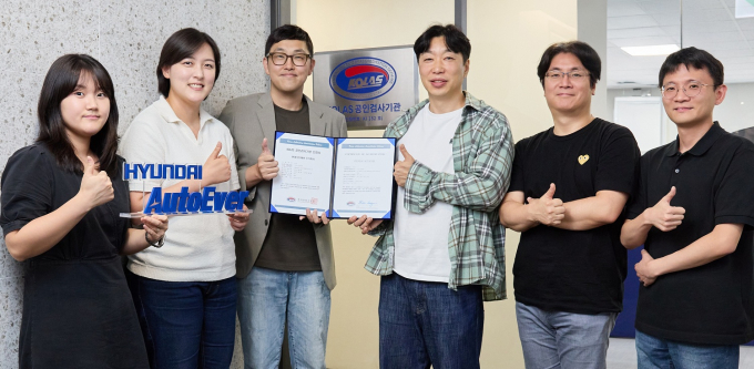 현대오토에버가 한국인정기구(KOLAS)로부터 ‘도로차량 기능안전’ 부문 ‘공인검사기관’으로 인정받았다. 왼쪽부터 한해리 현대오토에버 프로세스인증팀 책임, 최지윤 책임, 김정민 책임, 정지훈 차량전장SW센터장, 박경훈 차량SW평가기술실장, 최경묵 프로세스인증팀장. /사진=현대오토에버
