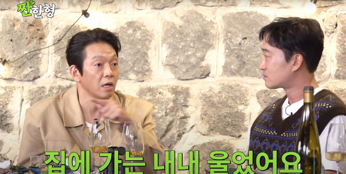 배우 박지환이 지난 29일 유튜브 채널 '짠한형 신동엽'(짠한형)에 출연해 'SNL 코리아' 출연 소감을 전했다. 해당 장면은 박지환이 'SNL 코리아' 촬영 후 "집에 가는 내내 차에서 울었다"며 고백하는 모습.  /사진=유튜브 채널 '짠한형 신동엽' 캡처