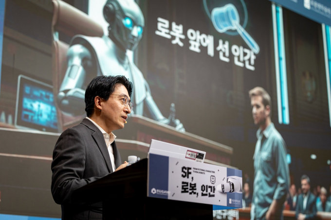 지난 29일 강남구 한국고등교육재단 빌딩에서 열린 최종현학술원·한국고등교육재단 공동 주최 '과학+α 융합 토크' 강연에서 김영재 LG전자 HS연구센터 수석연구위원이 발표하고 있다./사진=SK