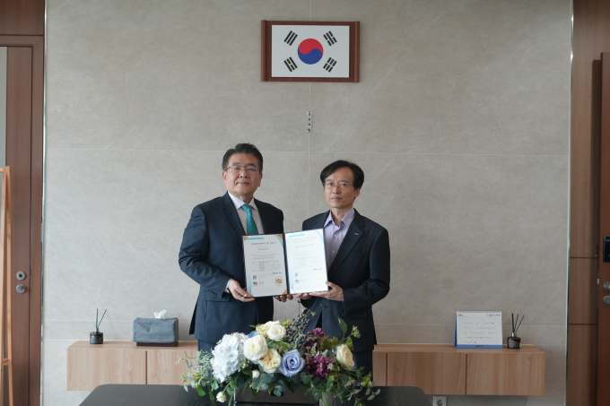 김홍근 전력거래소 이사장 직무대행(오른쪽)이 '규범준수경영시스템(ISO 37301)' 인증을 취득 후  이원기 한국컴플라이언스인증원장과 기념사진을 찍고 있다./사진=전력거래소