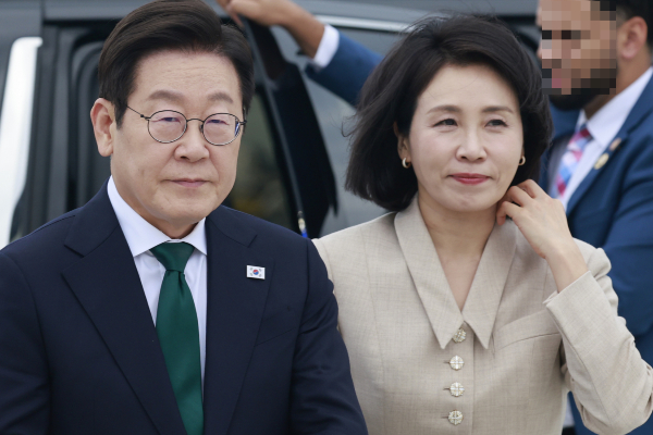 김혜경 여사가 이석증을 진단받았다. 사진은 유엔 총회와 순방 일정을 마친 이재명 대통령(왼쪽)이 지난 25일(현지시각) 미국 뉴욕 JFK 공항에서 김혜경 여사(오른쪽)와 공군 1호기에 탑승하기 위해 이동하고 있는 모습. /사진=뉴시스