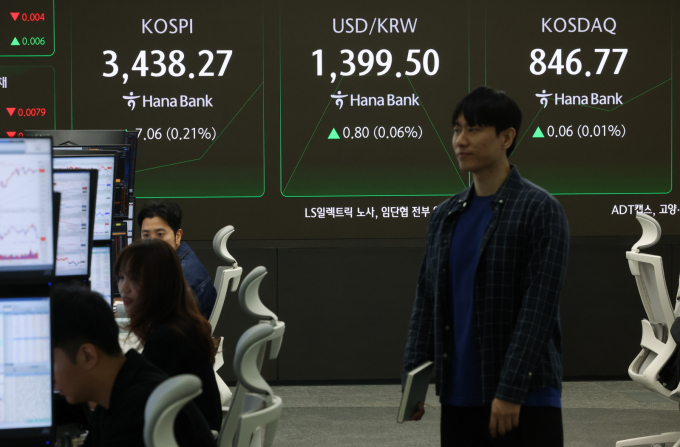 30일 상승 출발했던 코스피가 기관 매도로 장 초반 약보합세다. 사진은 이날 오전 서울 중구 하나은행 딜링룸./사진=뉴시스