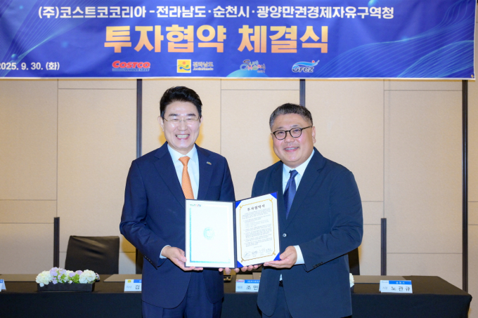 노관규 순천시장(왼쪽)과 조민수 ㈜코스트코코리아 대표가 30일 서울 앰배서더 호텔에서 순천 선월지구 입점을 위한 투자협약 후 기념사진을 찍고 있다./사진제공=순천시