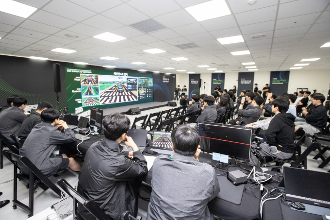 현대차그룹이 대학생 자율주행 대회를 통해 차세대 기술 육성에 나섰다. 사진은 예선 참가자들이 가상 환경에서 미션을 수행하던 모습. /사진=현대차그룹