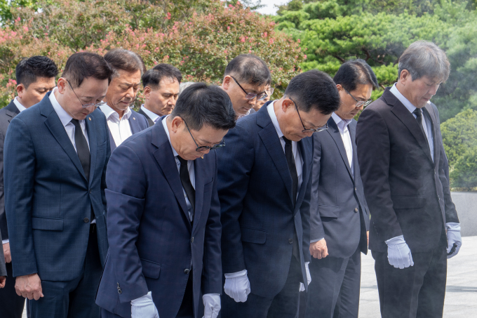 손재일 한화에어로스페이스·한화시스템 대표(왼쪽 두번째)와 어성철 한화오션 특수선사업부장(좌측 첫번째)이 임직원들과 함께 29일 국립서울현충원에서 참배하고 있다. /사진=한화에어로스페이스