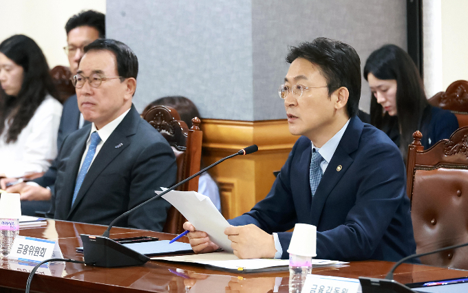 권대영 금융위원회 부위원장이 30일 오전 서울 중구 은행회관에서 개최한 산업 구조혁신 지원 금융권 협약식에서 17개 은행 및 책금융기관, 금융위원회, 금융감독원과 함께 '산업 구조혁신 지원  채권금융기관 자율협의회 운영협약'을 체결하고, 석유화학 등 주력산업의 사업재편 지원을 약속했다./사진=금융위원회  