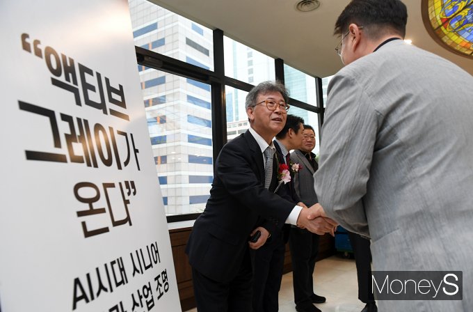 머니S 주최로 열린 '액티브 그레이(Active Grey)가 온다' 시대포럼에서 김형기 머니S 대표이사가 참석자들과 인사를 하고 있다./사진=장동규 기자
