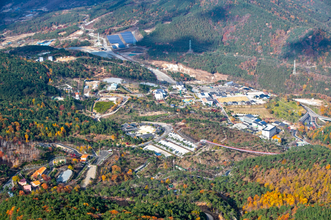 산청 필봉산 정상에서 바라 본 동의보감촌./사진=산청군
