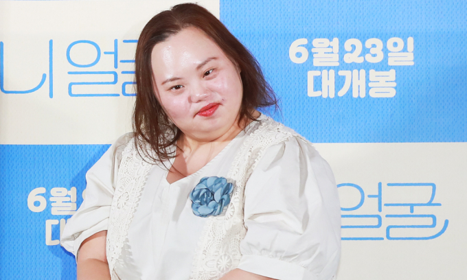 정은혜 작가가 지난 29일 방송된 SBS 예능 프로그램 '동상이몽2-너는 내 운명'에 출연해 남편 조영남에게 키스를 요구했지만 거절 당하자 충격을 받았다. 사진은 2022년 6월14일 정은혜 작가가 서울 용산구 CGV용산아이파크몰에서 진행된 다큐멘터리 영화 '니 얼굴' 언론시사회에 참석해 포즈를 취하고 있는 모습. /사진=머니투데이