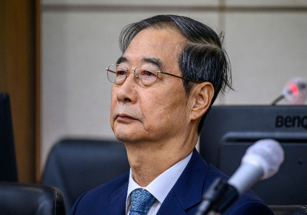 한덕수 전 국무총리의 내란 우두머리 방조 혐의에 대한 첫 공판기일이 시작됐다. 사진은 내란 우두머리 방조 혐의를 받는 한덕수 전 국무총리가 30일 오전 서울 서초동 중앙지법에서 열린 첫 재판에 출석한 모습. /사진=뉴시스