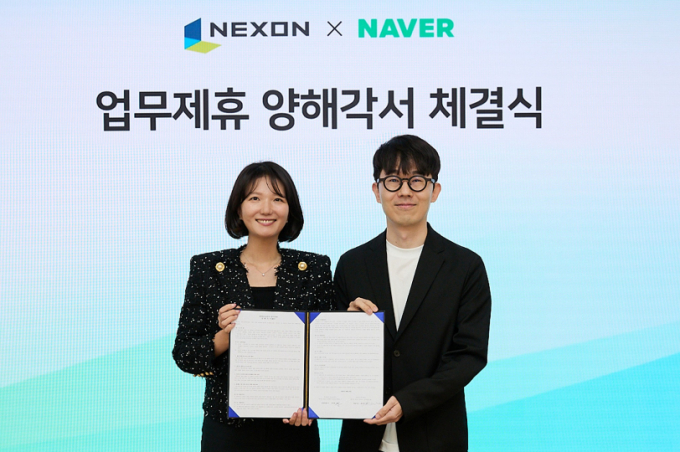 최수연 네이버 대표(왼쪽)와 강대현 넥슨코리아 대표가 콘텐츠-플랫폼 결합을 위한 전략적 업무협약(MOU)에서 사진촬영을 하고 있다. /사진=네이버 