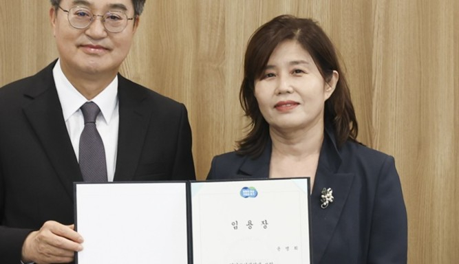 경기도서관 초대 관장에 임명된 윤명희 연세대 대학도서관발전연구소 연구교수(오른쪽) /사진제공=경기도