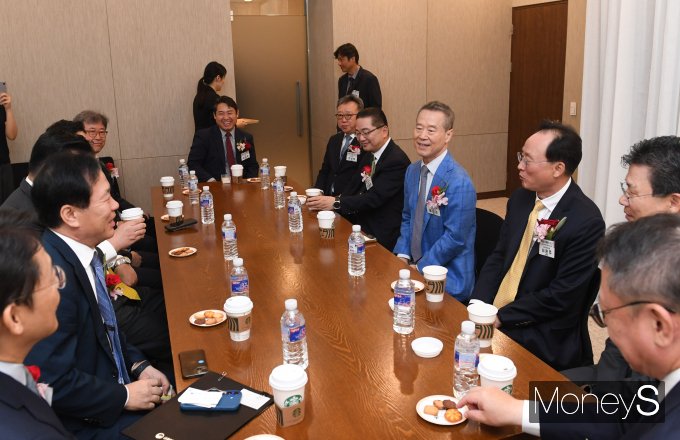 홍선근 머니S 회장이 머니S 주최로 열린 '액티브 그레이(Active Grey)가 온다' 시대포럼에서 국회 기획재정위원회 정태호 더불어민주당 의원, 주형환 저출산고령사회위원회 부위원장, 권대영 금융위원회 부위원장 등 참석자들과 티타임을 갖고 있다. /사진=장동규 기자
