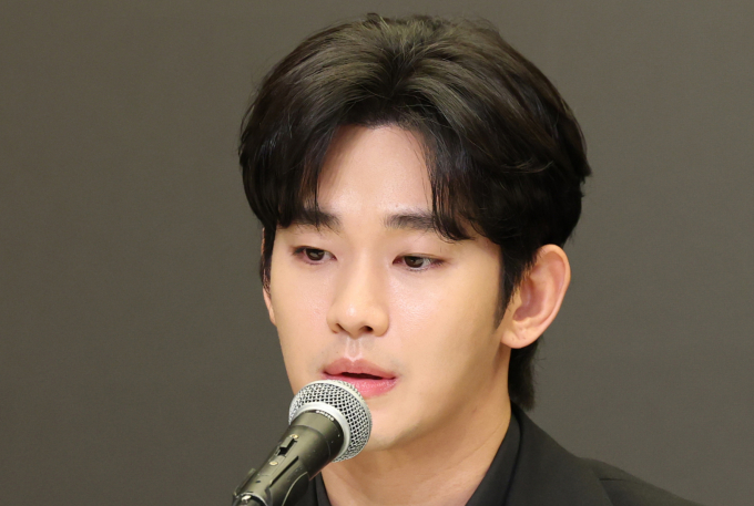 배우 김수현이 군 복무 시절 연인에게 보낸 편지가 공개됐다. 사진은 지난 3월 서울 마포구 스탠포트호텔에서 긴급 기자회견을 열고 고(故) 김새론이 미성년자일 때부터 교제했다는 의혹을 비롯한 각종 논란에 대해 입장을 밝힌 배우 김수현. /사진=뉴스1
