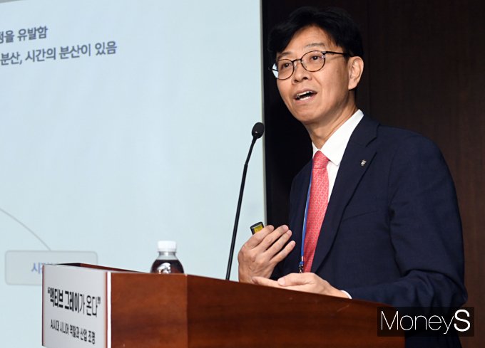 자산관리에선 4가지 원칙의 분산투자가 중요하다는 의견이 나왔다. 박근배 신한프리미어패스파인더 자산관리컨설팅부 상무가 30일 머니S '액티브 그레이가 온다' 시대포럼에서 발표하는 모습. /사진=머니S 장동규 기자