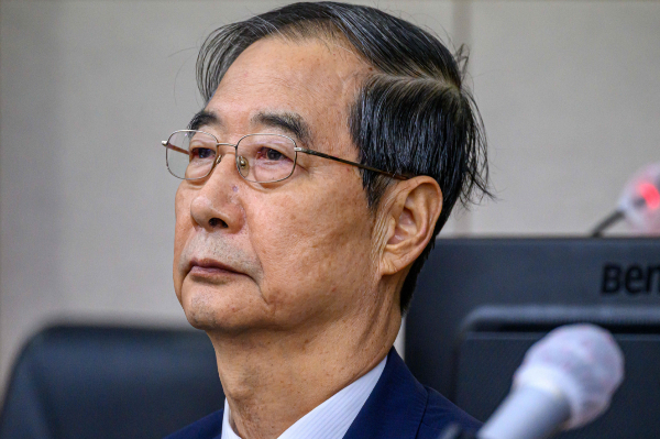 한덕수 전 국무총리가 내란 특검팀이 기소한 내란 우두머리 방조 등의 혐의 첫 재판에 출석했다. 사진은 한덕수 전 국무총리가 30일 서울 서초구 서울중앙지법에서 열린 내란 우두머리 방조 및 위증 등 혐의 재판에 피고인으로 출석해 있는 모습. /사진=뉴스1(공동취재단)