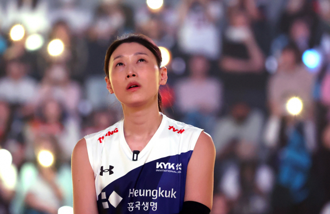 배구여제 김연경이 은퇴 후 첫 인터뷰에서 눈물을 보인다. 사진은 지난 5월18일 인천 부평구 삼산월드체육관에서 열린 KYK 인비테이셔널 2025 여자배구 세계 올스타전 팀 스타와 팀 월드의 경기에서 경기를 마친 김연경이 영상을 보고 있는 모습. /사진=뉴시스