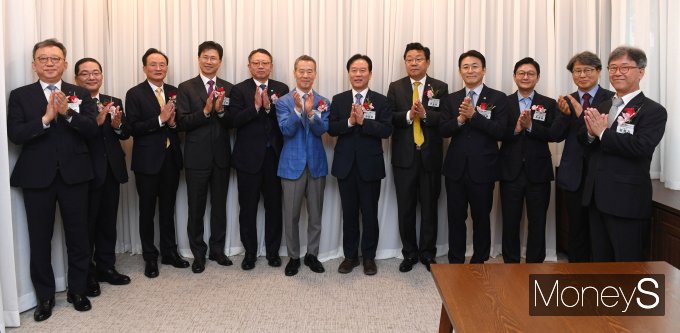 김형기 머니S 대표(오른쪽부터), 정유신 서강대 경영전문대학원 교수(디지털경제금융연구원장), 조영태 서울대 보건대학원 교수, 권대영 금융위원회 부위워장, 주형환 저출산고령사회위원회 부위원장, 정태호 국회 기획재정위원회 더불어민주당 의원, 홍선근 머니S 회장, 정진완 우리은행장, 강태영 NH농협은행장, 이환주 KB국민은행장, 이호성 하나은행장, 정상혁 신한은행장이 기념촬영을 하고 있다. /사진=장동규 기자