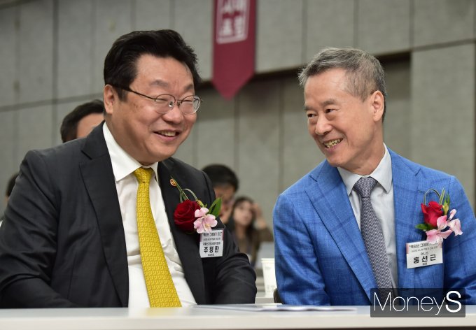 홍선근 머니S 회장(오른쪽)과 주형환 저출산고령사회위원회 부위원장이 대화를 나누고 있다. /사진=장동규 기자