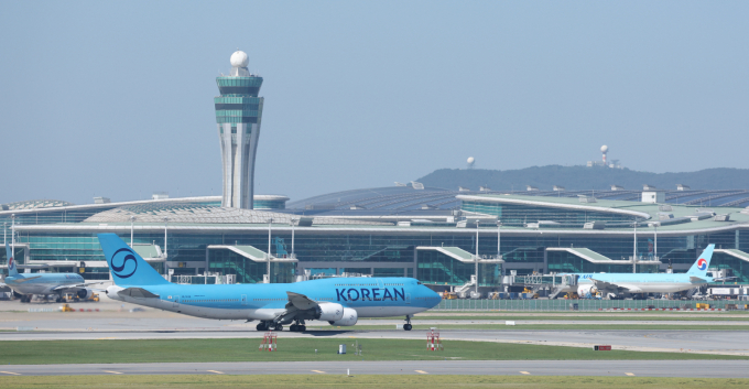아시아나항공 마일리지 사용을 허용키로 한 대한항공의 주가가 하락세다. 사진은 인천공항에 주기된 대한항공 여객기. /사진=뉴스1