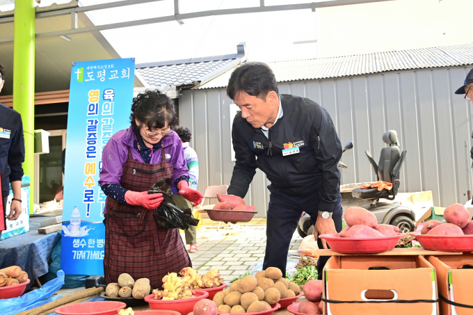 윤경희 청송군수가 한 전통시장을 찾아 제수용품을 구매하고 있다./사진제공=경북 청송군
