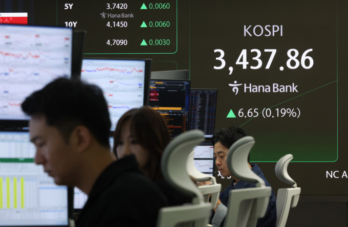 코스피가 외국인 매수에도 30일 약보합세를 지속하고 있다. 사진은 서울 중구 하나은행 딜링룸. /사진=뉴시스