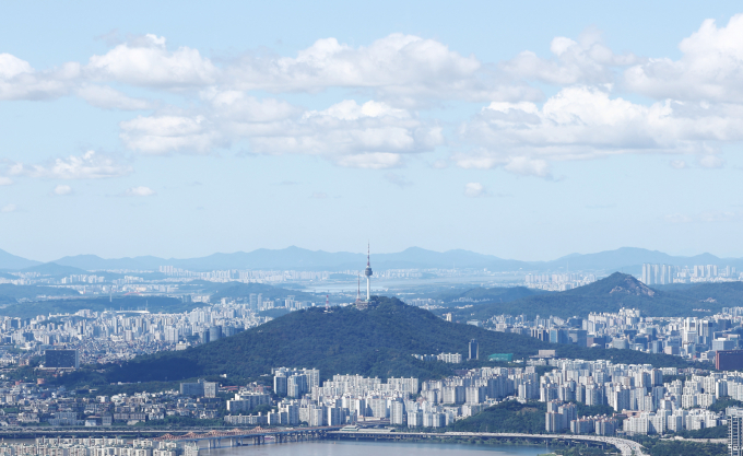 10월 첫날인 1일 전국 대체로 맑고 선선한 날씨가 이어지겠다. 사진은 완연한 가을 날씨를 보인 지난 21일 서울 송파구 롯데월드 서울스카이 전망대에서 바라본 하늘. /사진=뉴스1