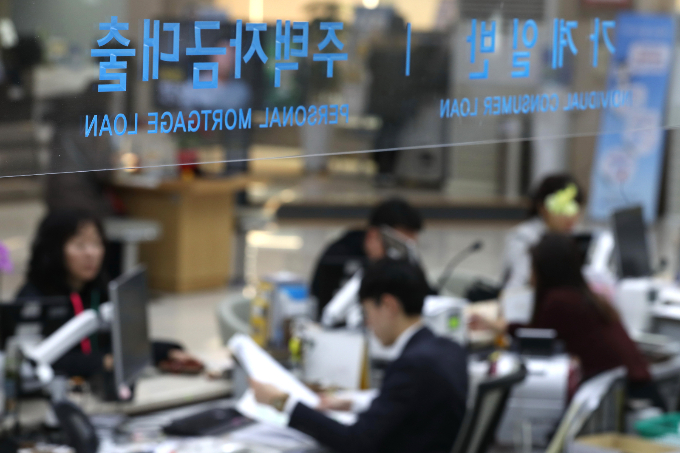 국가정보자원관리원(국정자원) 화재로 일시 중단됐던 주민등록증 진위 확인 서비스가 30일 오후 1시쯤 재개됐다. 사진은 서울 여의도 한 은행 영업점에서 업무를 보는 직원들. /사진=머니투데이