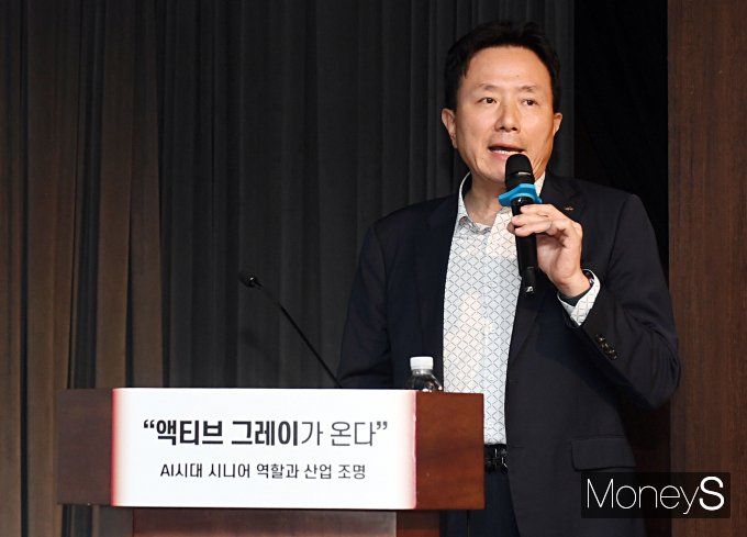 안상봉 KB골든라이프케어 대표가 30일 머니S가 주최한 제1회 시대포럼 '액티브 그레이가 온다'에 발표자로 참석해 실버타운 활성화 및 이용 관련 내용을 설명하고 있다. 사진은 발표하는 안 대표. /사진=장동규 기자