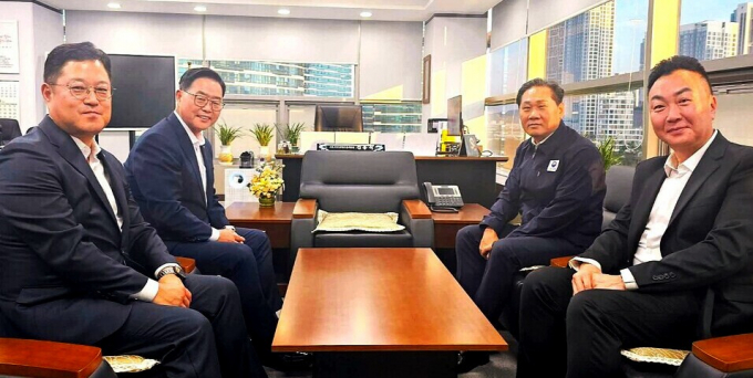 강수현(왼쪽 두 번째) 양주시장과 김현수(왼쪽 첫 번째) 양주시의회 의원이 29일 김용석(오른쪽 두 번째) 대광위 위원장을 만나 지역 현안을 논의하고 있다. /사진제공=김현수 양주시의원실