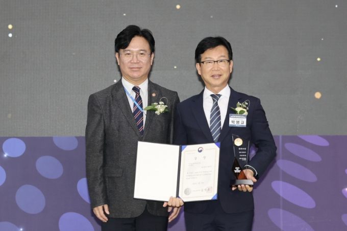 30일 청주 오스코에서 열린 ‘2025년 전국 지방자치단체 일자리대상’ 시상식에 참석한 박병규 광주시 광산구청장(오른쪽)이 상장을 받고 김영훈 고용노동부 장관(왼쪽)과 기념사진을 촬영하고 있다./사진=광주 광산구