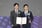 30일 청주 오스코에서 열린 ‘2025년 전국 지방자치단체 일자리대상’ 시상식에 참석한 박병규 광주시 광산구청장(오른쪽)이 상장을 받고 김영훈 고용노동부 장관(왼쪽)과 기념사진을 촬영하고 있다./사진=광주 광산구