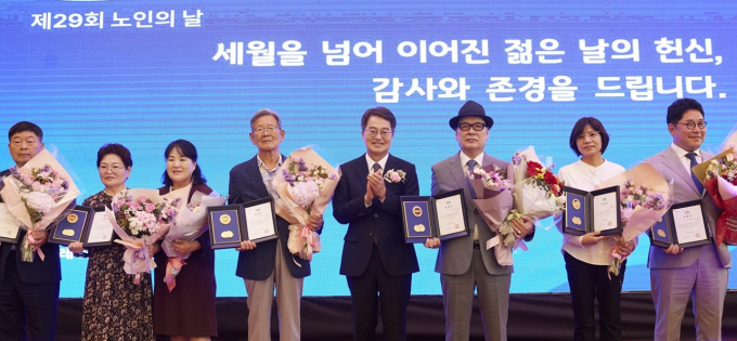 30일 열린 노인의 날 기념식에서 김동연 경기도지사(왼쪽에서 다섯 번째)가 표창 수상자들과 함께하고 있다. /사진제공=경기도