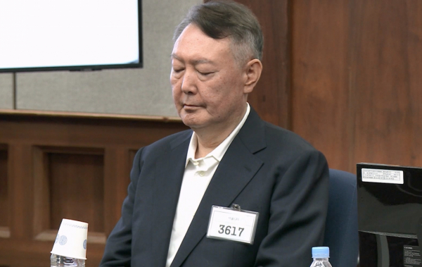 윤석열 전 대통령 측 김계리 변호사가 윤 전 대통령이 식사를 제대로 하지 못 하는 상황이라며 건강 악화를 우려했다. 사진은 윤석열 전 대통령이 지난 26일 서울 서초구 서울중앙지방법원에서 열린 윤석열 전 대통령에 대한 '특수공무 집행 방해, 직권남용 권리행사 방해 혐의' 재판에서 눈을 감은 모습. /사진=뉴시스(서울중앙지방법원 제공 영상 캡처)