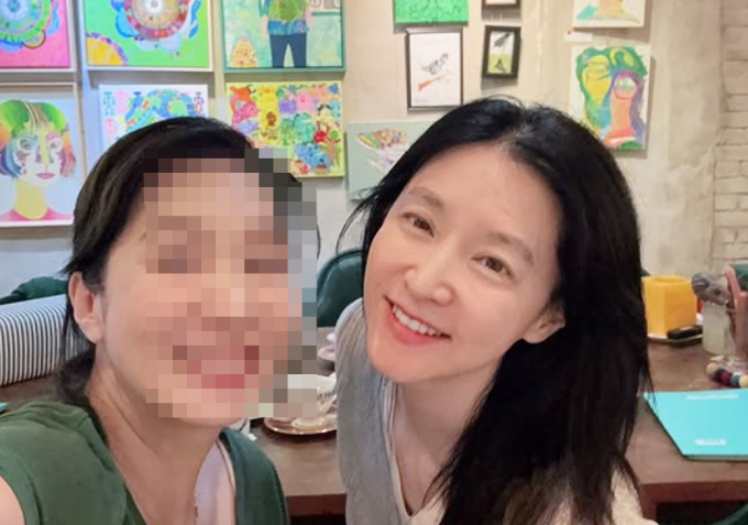 배우 이영애가 민낯에도 한결같은 미모를 자랑하며 전시회장을 찾았다. 사진은 이영애가 전시회장에서 지인과 함께 찍은 모습. /사진=이영애 인스타그램 캡처