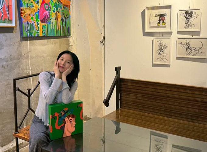 배우 이영애가 민낯에도 한결같은 미모를 자랑하며 전시회장을 찾았다. 사진은 이영애가 전시회장에서 꽃받침 포즈를 취하고 있는 모습. /사진=이영애 인스타그램 캡처