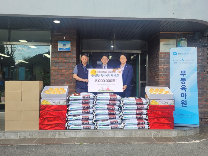 (한전 보도사진) 최연순 전력노조 수석부위원장(왼쪽부터), 정은강 무등육아원 원장, 안중은 한전 경영관리부사장이 물품 전달 후 기념사진을 촬영하고 있다. 