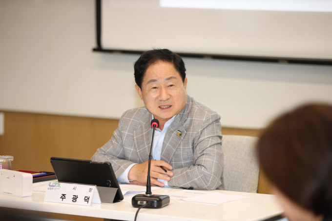  주광덕 남양주시장이 지난 29일 복지국장, 여성아동과장, 아동친화 중점사업 부서장 등 20명이 참석한 가운데 내부정책조정기구 회의를 주재하고 있다. /사진제공=남양주시  