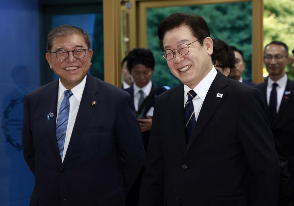 이재명 대통령과 이시바 시게루 일본 총리가 부산에서 한일 정상회담을 가졌다. 사진은 이재명 대통령과 이시바 시게루 일본 총리가 30일 부산 APEC 누리마루 하우스에서 한일 정상회담을 위해 입장하는 모습. /사진=뉴시스