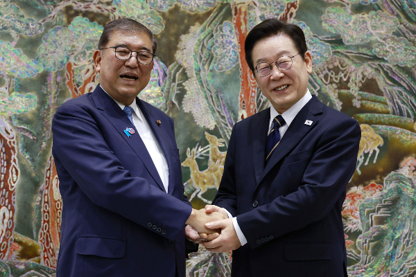 이재명 대통령과 이시바 시게루 일본 총리가 30일 부산에서 한일 정상회담을 갖고 '한일 공통 사회문제 협의체'를 발표했다. 사진은 이재명 대통령과 이시바 시게루 일본 총리가 30일 부산 누리마루 APEC 하우스 기념관에서 한일 정상회담에 앞서 기념촬영을 하는 모습. /사진=뉴시스
