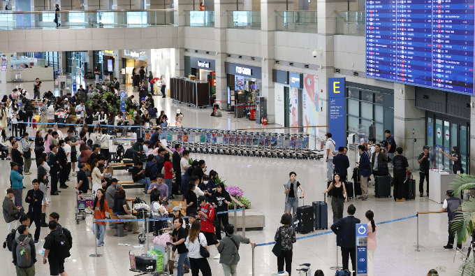 국내 주요 은행은 추석 연휴를 맞아 해외 관광객 급증 등 금융소비자 수요에 대비하기 위해 탄력·이동점포를 운영하고 있다. 사진은 지난달 29일 인천국제공항 1터미널 입국장이 인파로 붐비는 모습. /사진=뉴시스