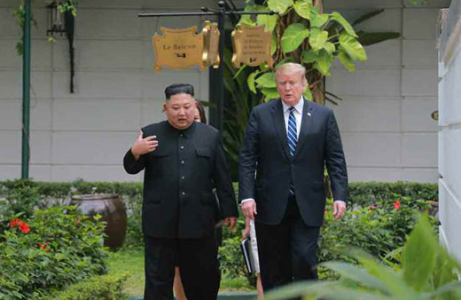 미국 백악관은 도널드 트럼프 미국 대통령이 김정은 북한 국무위원장과의 대화에 '전제조건 없이 열려있다'고 밝혔다. 사진은 지난 2019년 3월(현지시각) 베트남 하노이 메트로폴 호텔에서 단독회담, 확대회담을 가진 김정은 북한 국무위원장과 도널드 트럼프 미국 대통령. /사진=뉴스1(노동신문)