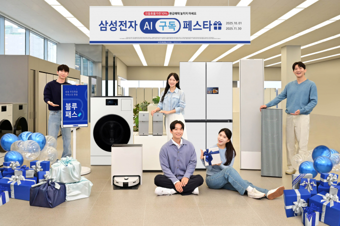 사진은 삼성전자 모델이 삼성스토어 서초점에서 최신 가전 제품을 부담없이 구독할 수 있는 'AI 구독 페스타'를 소개하고 있는 모습. /사진=삼성전자 제공