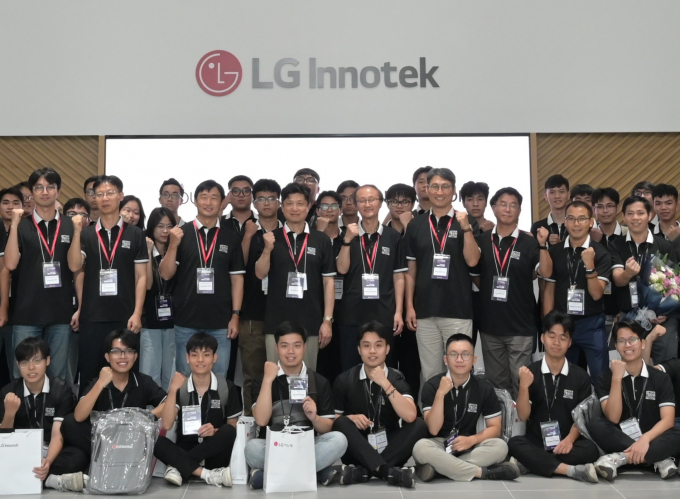 지난 27일 LG이노텍 베트남 하이퐁 생산법인에서 열린 광학 R&D 분야 인재 채용 행사에 참가한 베트남 이공계 인재들과 노승원 CTO(전무, 두 번째 줄 왼쪽에서 네 번째), 이동훈 CHO(상무, 두 번째 줄 왼쪽에서 여섯 번째) 등 LG이노텍 관계자들./사진=LG이노텍