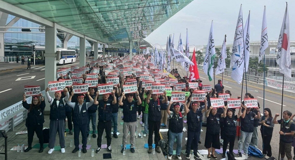 인천·김포공항 등 전국 15개 공항 노동자들이 무기한 총파업에 나섰다. 사진은 지난 달 19일 전국공항노동자연대가 경고 파업에 나선 모습. /사진 제공=전국공공운수노조