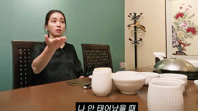 배우 이민정이 지난 30일 공개된 유튜브 채널 '이민정 MJ'에서 "친언니의 죽음을 뒤늦게 알았다"고 밝혔다. 해당 장면은 이민정이 자신의 가족사에 대해 설명하는 모습. /사진=유튜브 채널 '이민정 MJ' 캡처