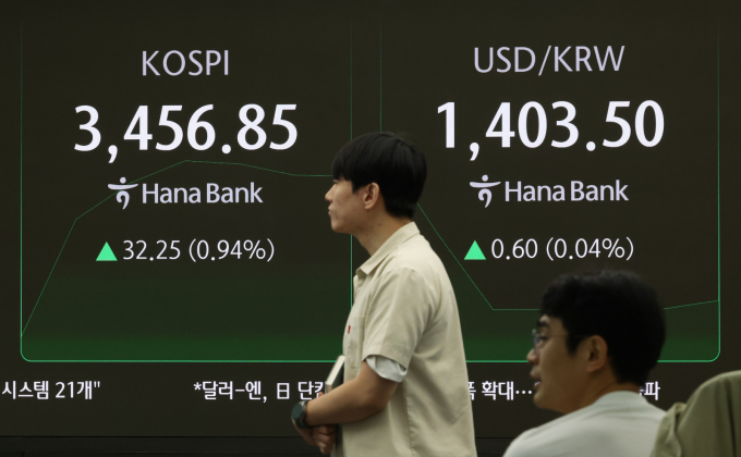 삼성전자와 SK하이닉스가 1일 장 초반 급상승하고 있다. /사진=뉴시스
